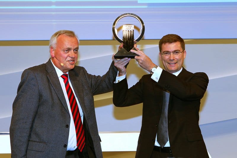 Lorenzo Sistino, directeur de Fiat Professional, reçoit le prix de l'utilitaire international de l'année 2011 pour le Doblo Cargo des mains de Pieter Wieman, président du jury.