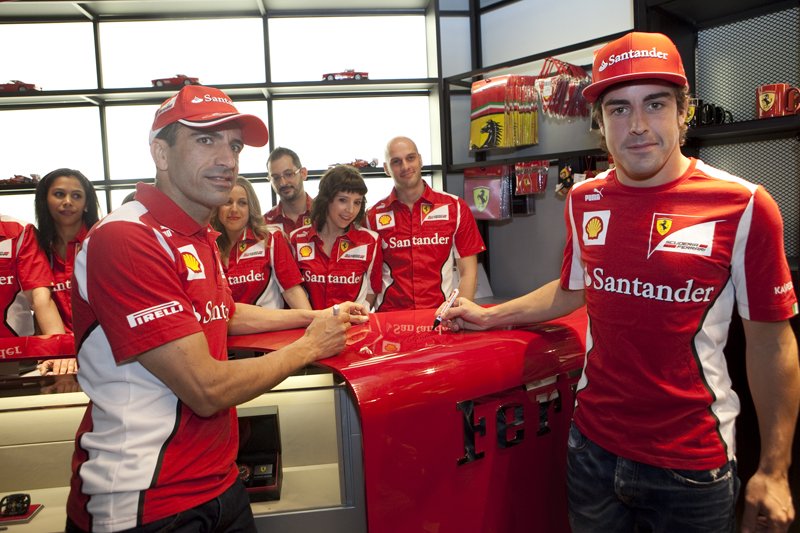 Fernando Alonso et Marc Gené inaugurent de nouveaux Ferrari Store en Espagne