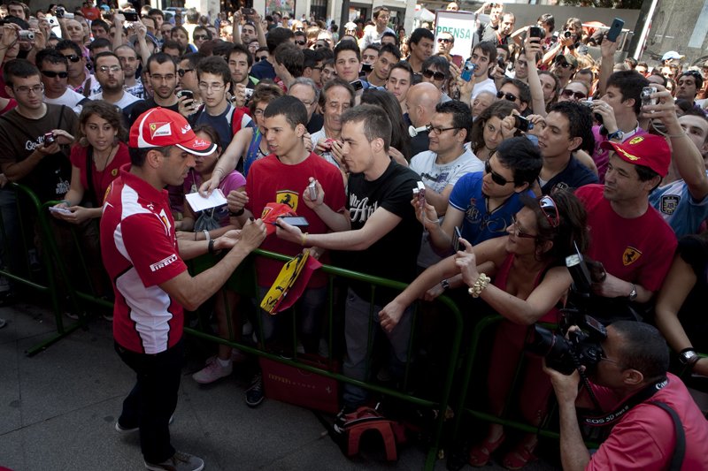 Fernando Alonso et Marc Gené inaugurent de nouveaux Ferrari Store en Espagne