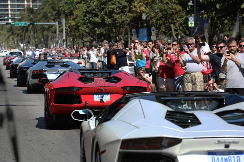 Parade de 50 Lamborghini dans les rues de Miami pour la présentation de l'Aventador LP 700-4 Roadster
