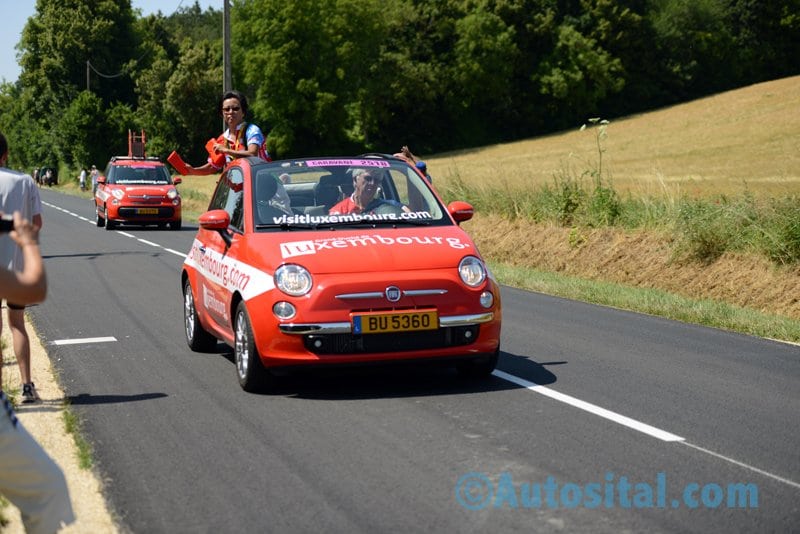 Des Fiat au sein de la caravane du centième Tour de France