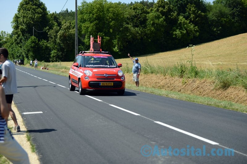 Des Fiat au sein de la caravane du centième Tour de France