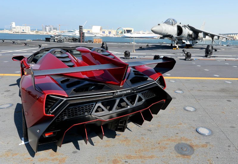 Lancement de la Lamborghini Veneno Roadster