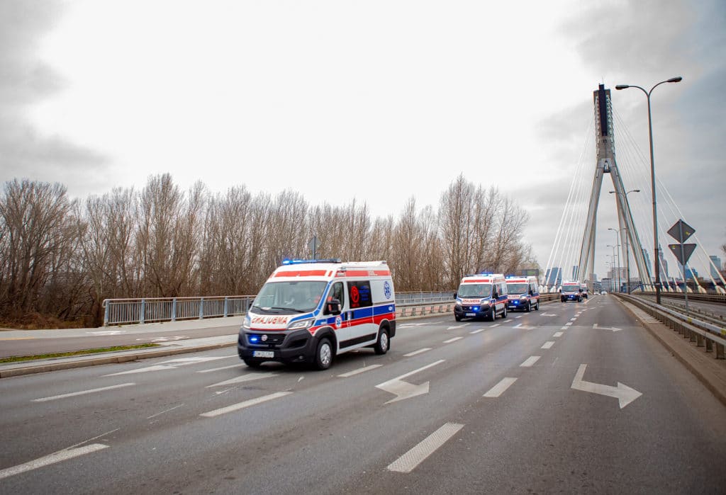 16 ambulances Fiat Ducato à Varsovie