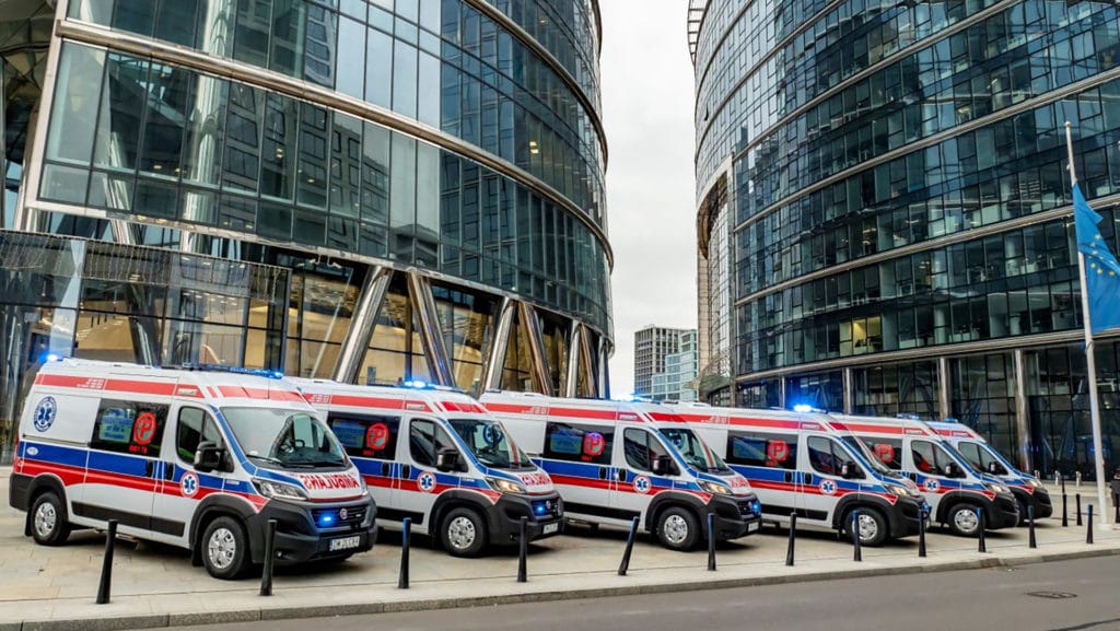 16 ambulances Fiat Ducato à Varsovie